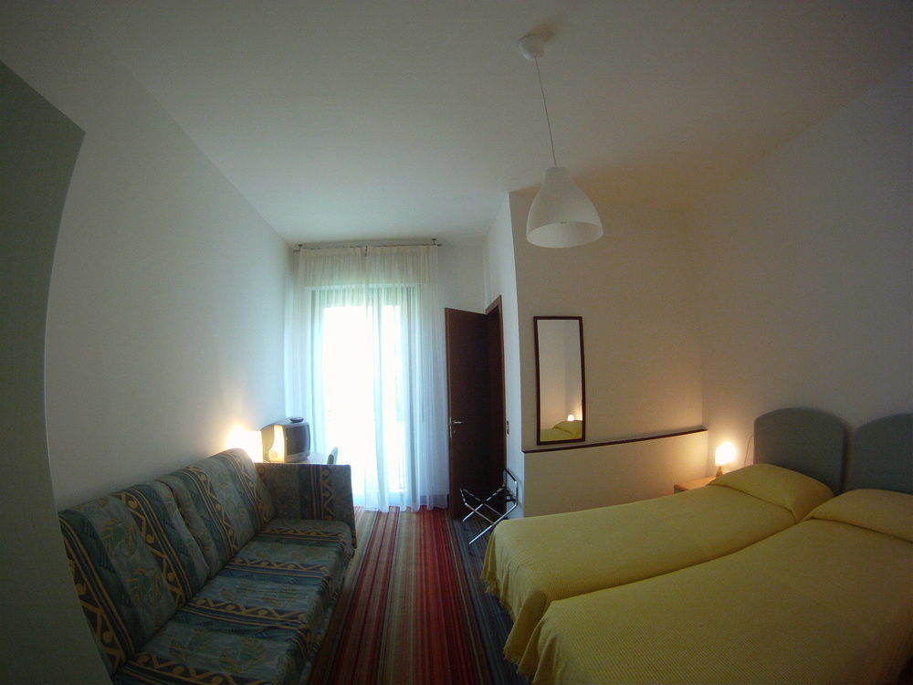 מאלצ'סינה Hotel Peler מראה חיצוני תמונה